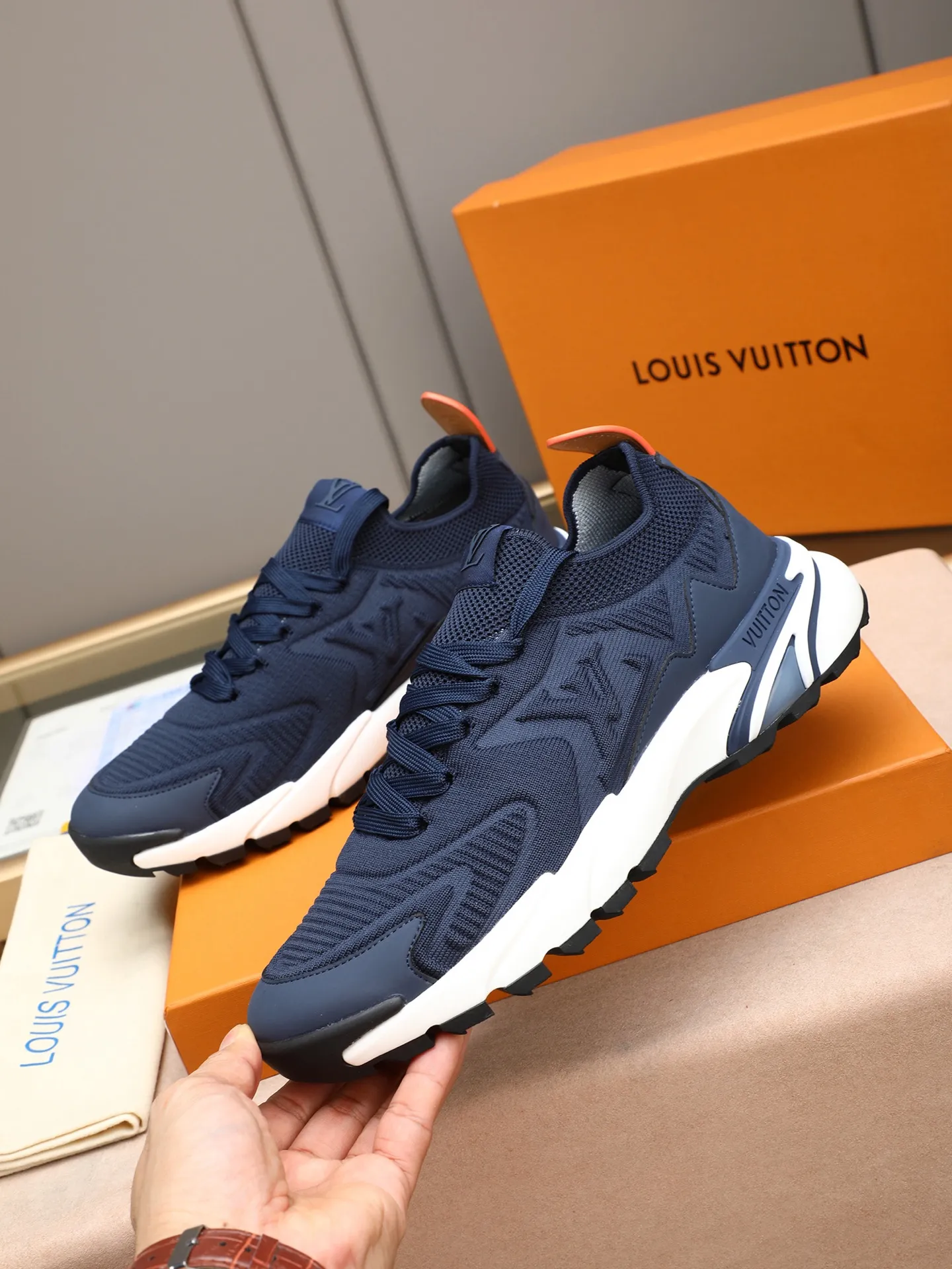 Men's Men's Shoes 💰580 LV Louis Vuitton L Jialu Brand Runner Tatic Series Thick Sole Casual Sports Shoes Running Shoes Original purchase, development and production This LV Runner Tatic sports shoe is blended with fly woven fabric material to interpret the inspiration of traditional mountaineering shoes. The LV letters are written on one side, the Louis Vuitton logo, and the light and wear-resistant rubber outsole completes the whole package. The delivery counter is exquisitely packaged🛍📦 ▪️Fabrics: Original imported custom fly-woven fabric ▪️Inner lining: Original custom-made breathable mesh ▪️Sole: Original open-molded anti-slip rubber combination material ▪️Sole thickness: 4CM ▪️Size: Men's 38-44 (45 custom-made)